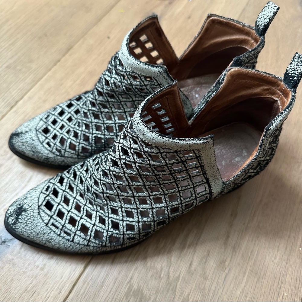 JEFFREY CAMPBELL Anthropologie taggart white  black distressed leather bootie 8